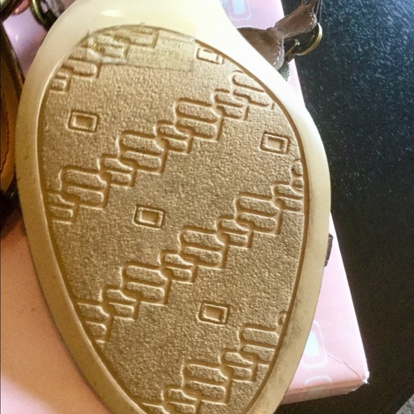 LN BEAUTIFUL JEWELED 3” HEELS IN ORG BOX. LOVELY NEUTRAL COLOR. - Picture 6 of 8